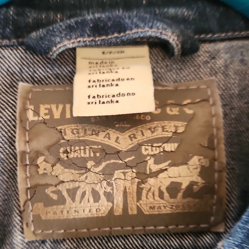 Levi's Classic Blue Denim Jacket - Picture 2 of 4